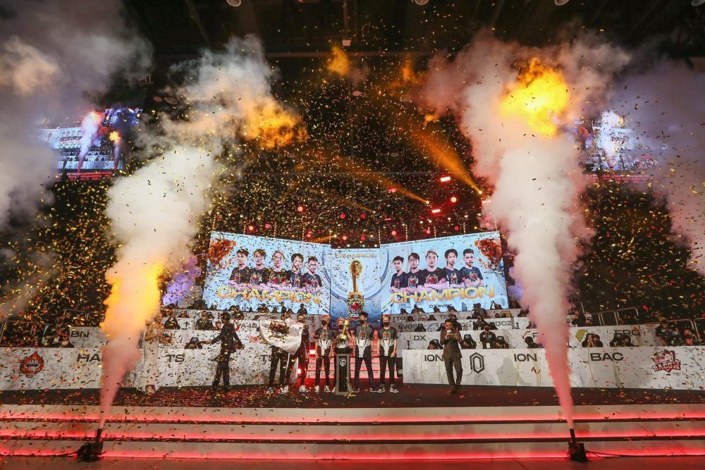 'Hậu phương' sang Campuchia làm công tác 'hậu cần', tuyển thủ Việt sướng nhất Frankky! - Ảnh 1.