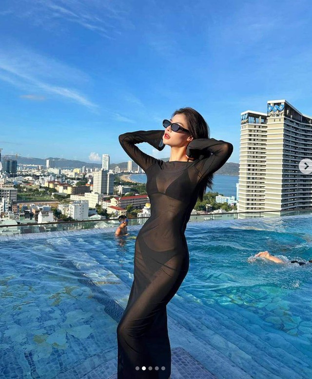 Chịu chi để "tăng size" vòng 1, hot TikToker có hành động lạ đáng chú ý khi lên sóng - Ảnh 1. Chịu chi để "tăng size" vòng 1, hot TikToker có hành động lạ đáng chú ý khi lên sóng - Ảnh 1.