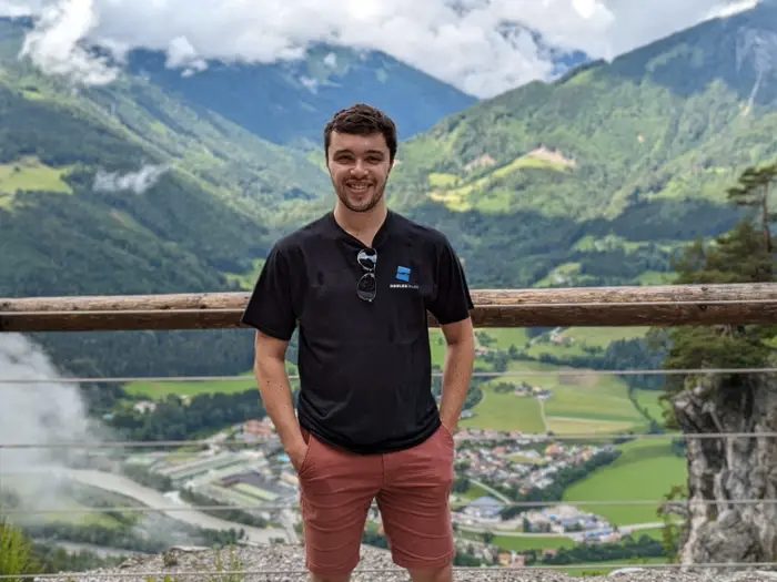 Là 'cha đẻ' của hơn 300 trò chơi trên Roblox, chàng trai 19 tuổi kiếm 'nửa tỷ' mỗi tháng - Ảnh 2. Là 'cha đẻ' của hơn 300 trò chơi trên Roblox, chàng trai 19 tuổi kiếm 'nửa tỷ' mỗi tháng - Ảnh 2.