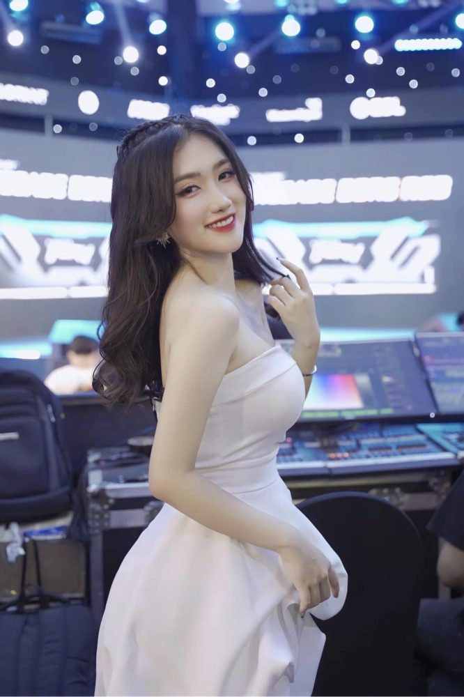 Nóng cùng MC Linh Nắng, diện áo Bồ Đào Nha, sẵn sàng cháy cùng ‘anh Bảy’ tại mùa World Cup năm nay - Ảnh 2.