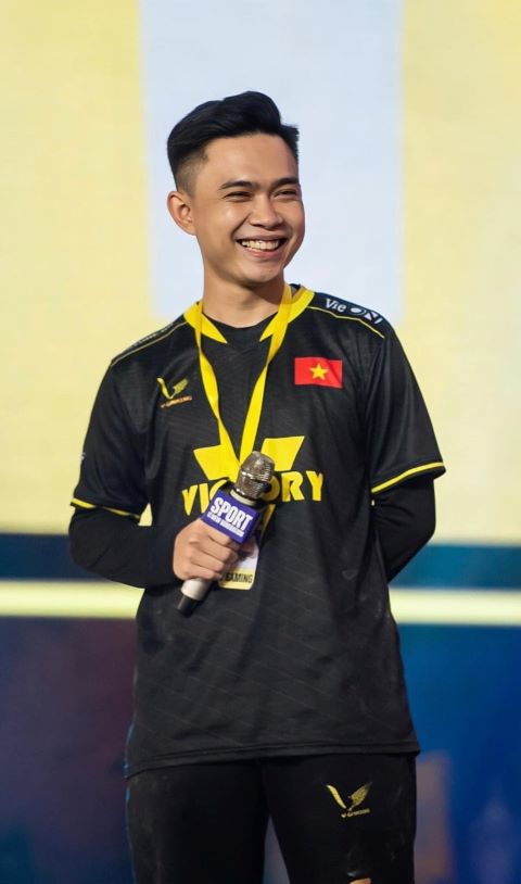 Xúc động khoảnh khắc tuyển thủ V Gaming ngại ngùng: ‘Con giành chiến thắng làm quà sinh nhật tặng ba đó’ - Ảnh 1. Xúc động khoảnh khắc tuyển thủ V Gaming ngại ngùng: ‘Con giành chiến thắng làm quà sinh nhật tặng ba đó’ - Ảnh 1.