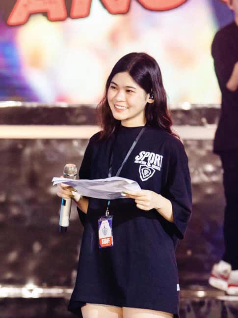 Diện đồ của mẹ, nữ MC tung hậu trường 'không dám thở mạnh' - Ảnh 1.