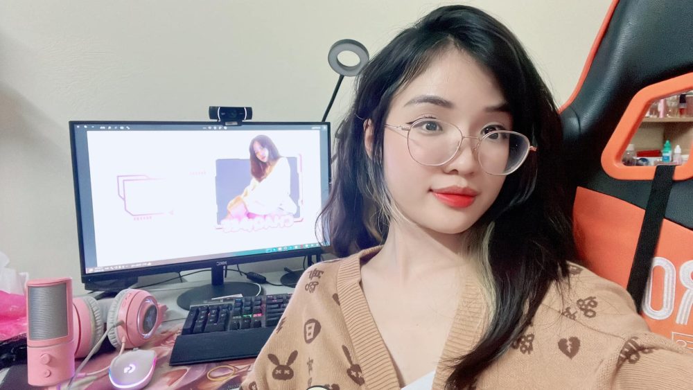 Lượm nhặt chuyện "khó đỡ" rồi kể lại trên sóng, nữ streamer tự biến kênh của mình trở nên đặc biệt - Ảnh 2. Lượm nhặt chuyện "khó đỡ" rồi kể lại trên sóng, nữ streamer tự biến kênh của mình trở nên đặc biệt - Ảnh 2.