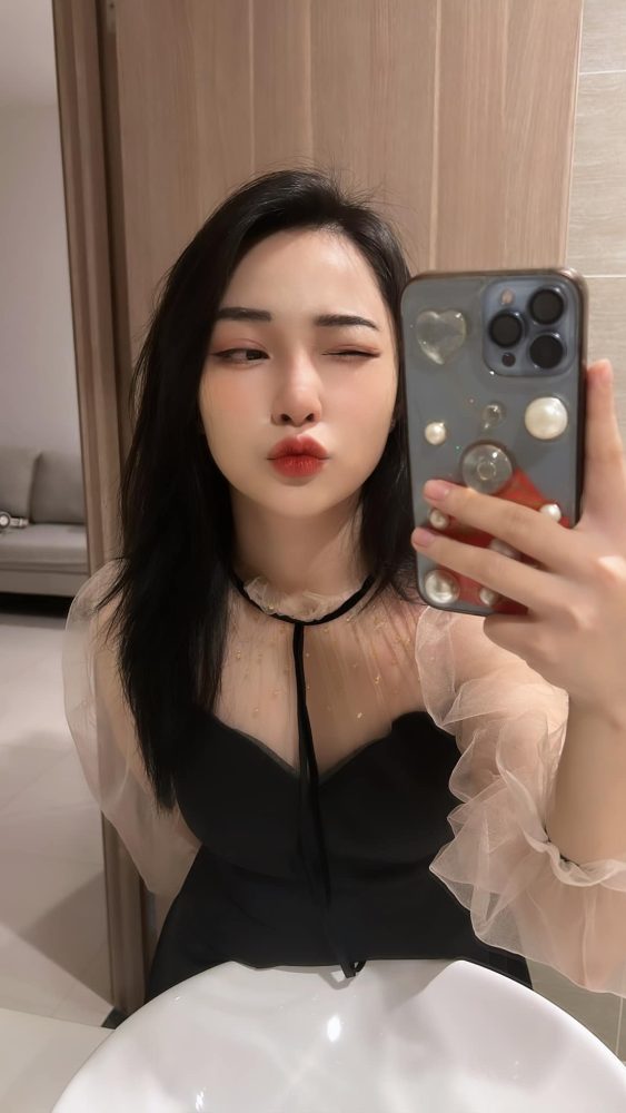 Còn đâu thời mặt mộc "onl stream", Hoa Xuka giờ đây khiến nhiều anh em game thủ phải "hối hận"- Ảnh 7. Còn đâu thời mặt mộc "onl stream", Hoa Xuka giờ đây khiến nhiều anh em game thủ phải "hối hận"- Ảnh 7.