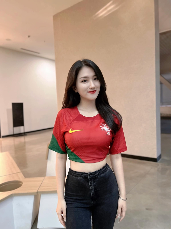 Nóng cùng MC Linh Nắng, diện áo Bồ Đào Nha, sẵn sàng cháy cùng ‘anh Bảy’ tại mùa World Cup năm nay - Ảnh 7.