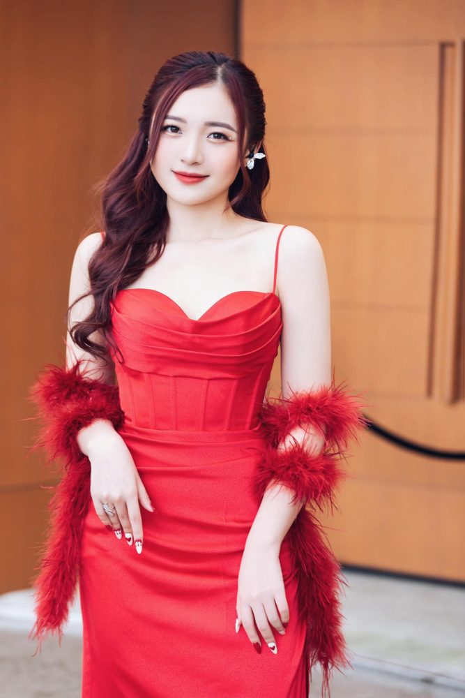 Danh tính cô gái siêu quyến rũ xuất hiện cạnh tuyển thủ Liên Quân trong cảnh quay bí mật? 3181802245254167196180703470565200897655792n 1679532582488762257703 1679541441047 16795414412022042944247