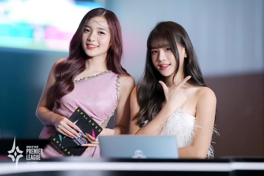 Cùng gặp tình huống bất ngờ trên sân khấu lớn, hai MC Liên Quân xử lý cực khéo - Ảnh 1. Cùng gặp tình huống bất ngờ trên sân khấu lớn, hai MC Liên Quân xử lý cực khéo - Ảnh 1.