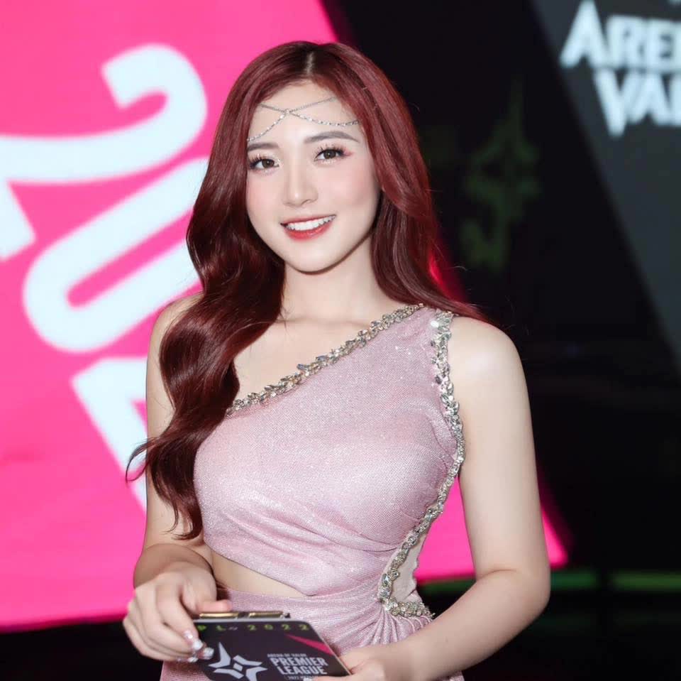 Nét đẹp lao động MC Phương Thảo - Tất bật sau hậu trường lúc 12h đêm 31928389517564907947266838646623844260074440n 1673499731969978543740 1673586047874 16735860479881075378108