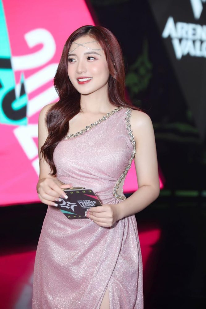 320 Ngắm nhìn bộ ảnh đẹp lung linh của nữ MC Phương Thảo trong APL 2022 320