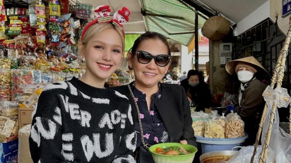 Chỉ một khoảnh khắc, hé lộ sự thân thiết của Xoài Non và mẹ chồng 28 Chỉ một khoảnh khắc, hé lộ sự thân thiết của Xoài Non và mẹ chồng 3206507185194345535001355648356514270400318n 1672725701143678124473 1672800003426 16728000034971802309758 459 0 1213 1440 crop 16728006000581552605180jpg