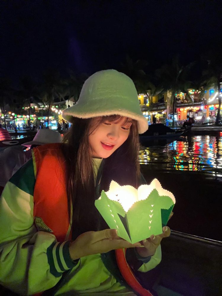 32180459432940338241524951626221376100656120n-16722282989981082251454-1672305419447-16723054195131258004748 Lyly Sury - Quang Hải khoe ảnh tình tứ trong kỳ nghỉ tại Đà Nẵng 32180459432940338241524951626221376100656120n 16722282989981082251454 1672305419447 16723054195131258004748