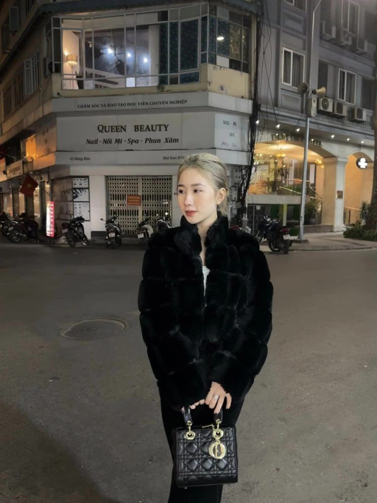 Diện mạo thay đổi so với thời điểm nổi tiếng, Tiểu Hý tích cực khoe ảnh 'cam thường' 32195918615107318460869218008044754775520528n 1673748893638921125053 1673839205730 16738392059791385187108