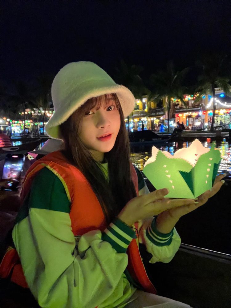 322147770496295472606792941362352978764020n-1672228298890627260368-1672305417897-1672305418080174621939 Lyly Sury - Quang Hải khoe ảnh tình tứ trong kỳ nghỉ tại Đà Nẵng 322147770496295472606792941362352978764020n 1672228298890627260368 1672305417897 1672305418080174621939