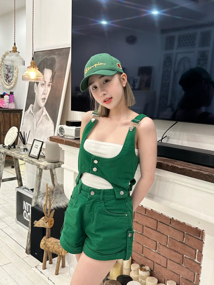 Diện mạo thay đổi so với thời điểm nổi tiếng, Tiểu Hý tích cực khoe ảnh 'cam thường' 3221773798831669062128744259560863738142772n 16737488936901772982857 1673839199328 1673839199422135765679