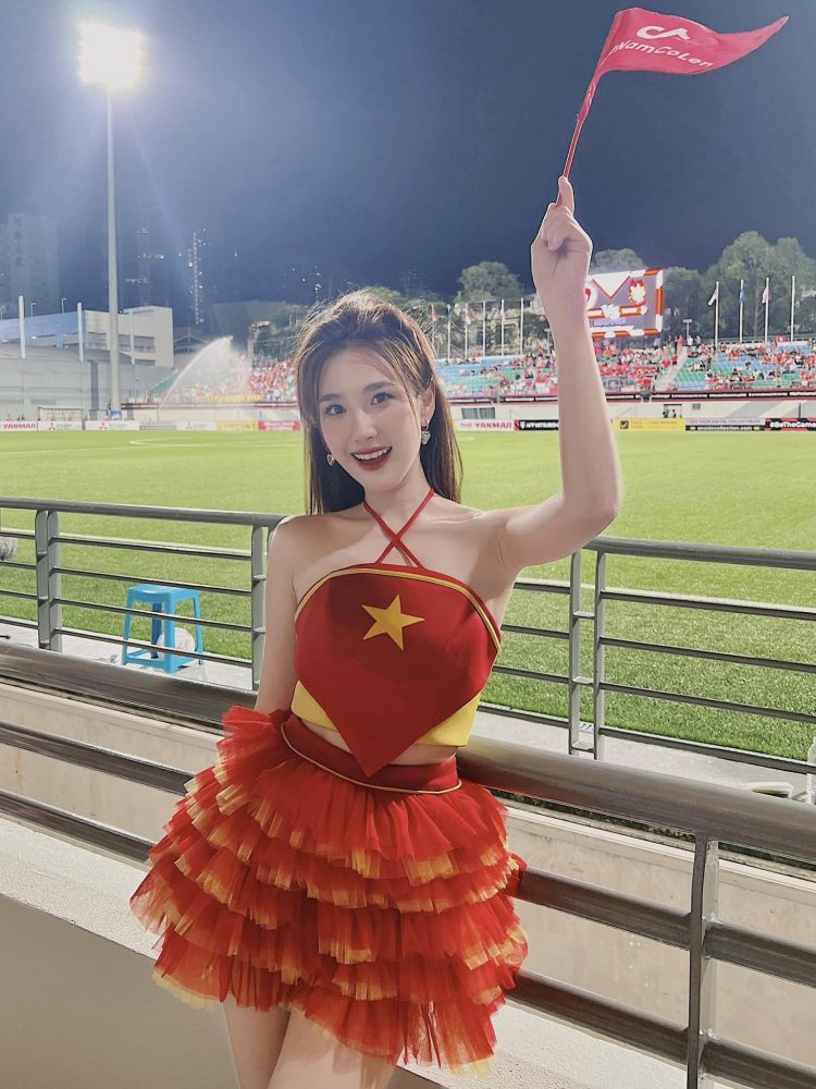 3232962288212641722981675299870019989252744n-16739152466641874094523-1673946939558-1673946939661209373186 Gái xinh gây chú ý khi xuất hiện trên khán đài AFF Cup ghi điểm với hành động đẹp 3232962288212641722981675299870019989252744n 16739152466641874094523 1673946939558 1673946939661209373186