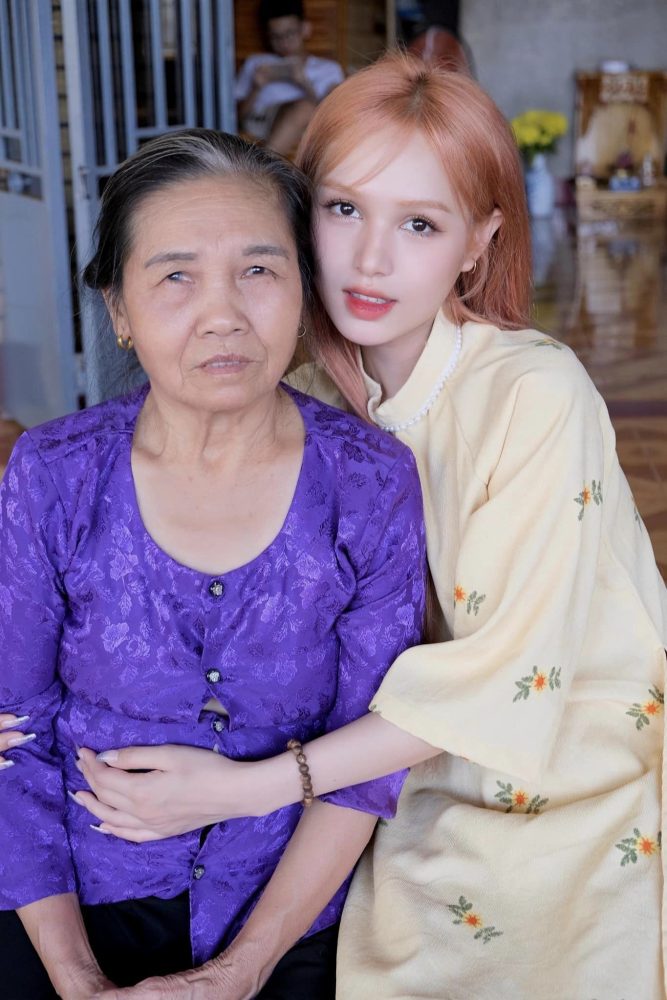 32332947653067028927642422061954297826225015n-16740217820781948294823-1674059895677-1674059895810941560827 Xoài Non xinh đẹp rạng rỡ trong tà áo dài truyền thống, vui vẻ đón Tết ở quê ngoại 32332947653067028927642422061954297826225015n 16740217820781948294823 1674059895677 1674059895810941560827