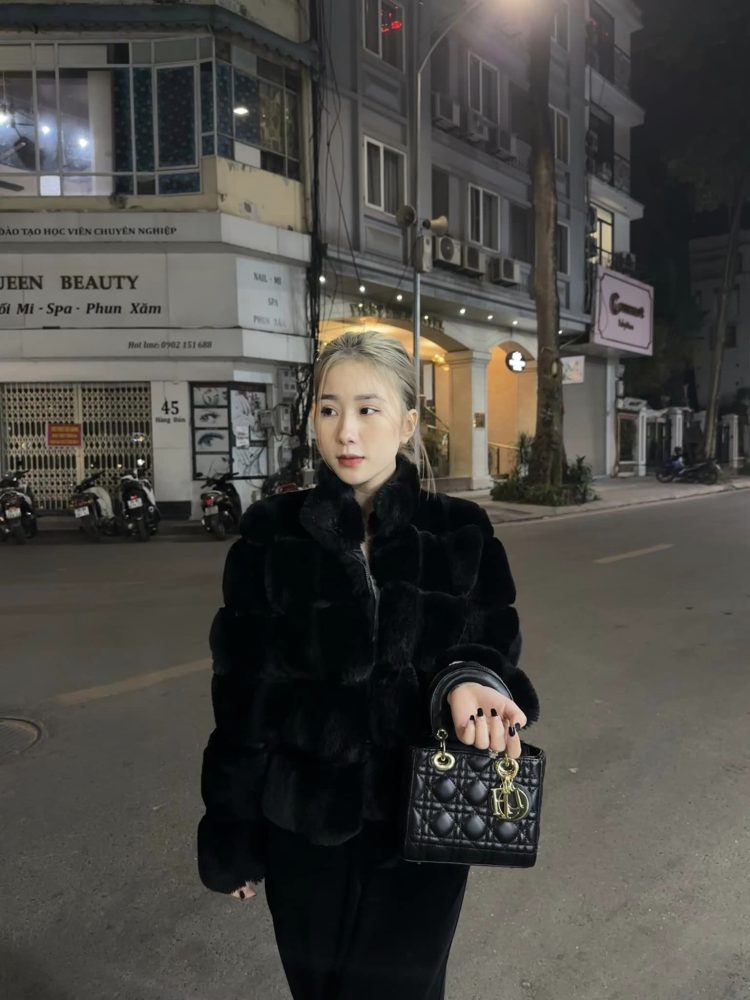 Diện mạo thay đổi so với thời điểm nổi tiếng, Tiểu Hý tích cực khoe ảnh 'cam thường' 323383145688710436258257699152998774968185n 16737488937081736748194 1673839209379 1673839209476473883455