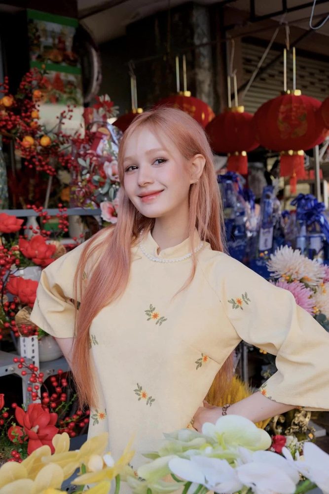 323440988945524456828925557488303714162268n-1674021782270638789036-1674059881058-1674059881225889688284 Xoài Non xinh đẹp rạng rỡ trong tà áo dài truyền thống, vui vẻ đón Tết ở quê ngoại 323440988945524456828925557488303714162268n 1674021782270638789036 1674059881058 1674059881225889688284