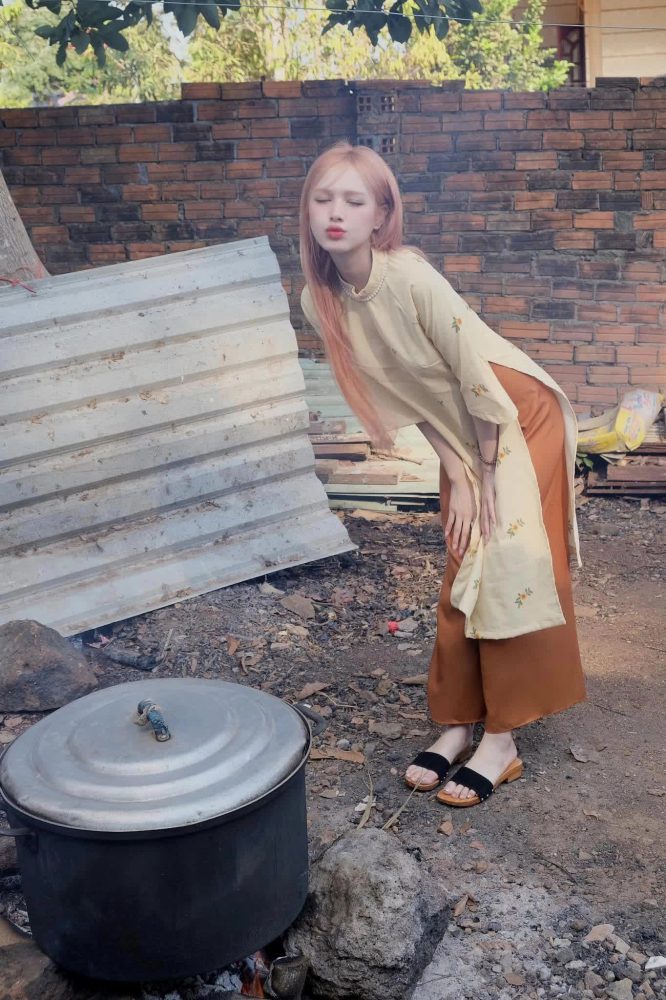 323781321504654658459085251377531052712067n-16740217814411834511656-1674059904372-1674059904471301608750 Xoài Non xinh đẹp rạng rỡ trong tà áo dài truyền thống, vui vẻ đón Tết ở quê ngoại 323781321504654658459085251377531052712067n 16740217814411834511656 1674059904372 1674059904471301608750