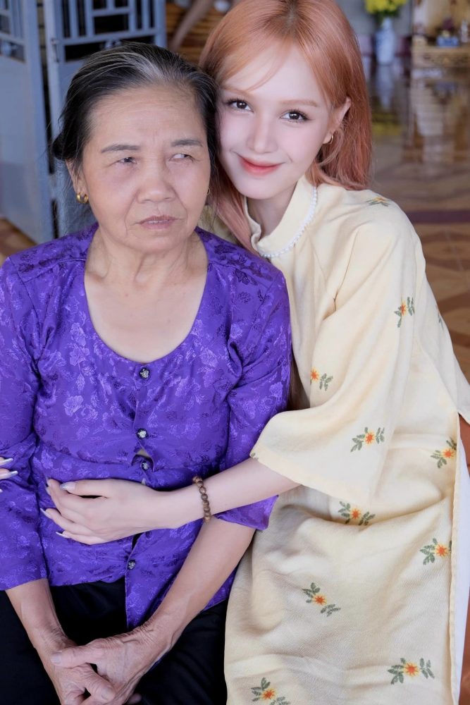 32387259611477623459402096687618670806882489n-16740217816321168361975-1674059898860-16740598989622114495511 Xoài Non xinh đẹp rạng rỡ trong tà áo dài truyền thống, vui vẻ đón Tết ở quê ngoại 32387259611477623459402096687618670806882489n 16740217816321168361975 1674059898860 16740598989622114495511