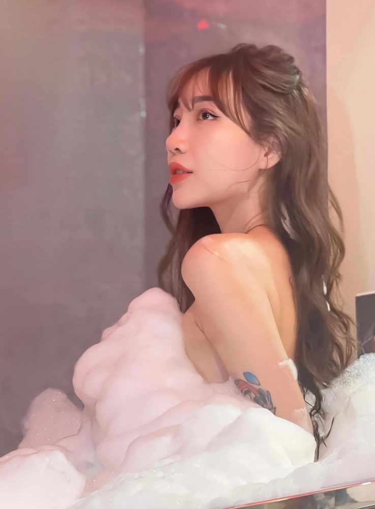 32397525712113949631222575236583266740054201n-16801426188811923935830-1680146260913-1680146261014946697639 Nữ streamer từng khẳng định chỉ 'hở hang trên mạng' sắp lên xe hoa 32397525712113949631222575236583266740054201n 16801426188811923935830 1680146260913 1680146261014946697639