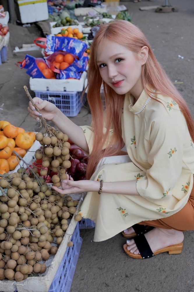 32457208511597751580489175984006147914032970n-16740217815731031681378-1674059890258-16740598904281292586567 Xoài Non xinh đẹp rạng rỡ trong tà áo dài truyền thống, vui vẻ đón Tết ở quê ngoại 32457208511597751580489175984006147914032970n 16740217815731031681378 1674059890258 16740598904281292586567