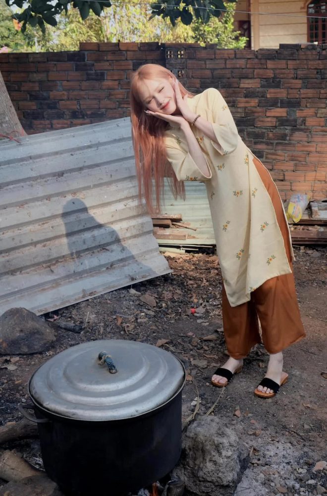 3252652778601875385824215182189478803291323n-16740217815031874160076-1674059908350-16740599084651540418997 Xoài Non xinh đẹp rạng rỡ trong tà áo dài truyền thống, vui vẻ đón Tết ở quê ngoại 3252652778601875385824215182189478803291323n 16740217815031874160076 1674059908350 16740599084651540418997