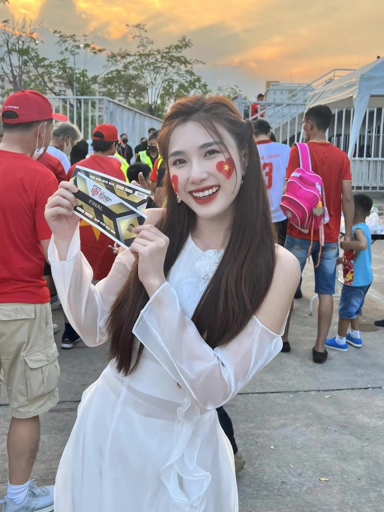 325763947730379608430028711700478462454667n-1673915246697409483777-1673946941538-16739469416221462945513 Gái xinh gây chú ý khi xuất hiện trên khán đài AFF Cup ghi điểm với hành động đẹp 325763947730379608430028711700478462454667n 1673915246697409483777 1673946941538 16739469416221462945513