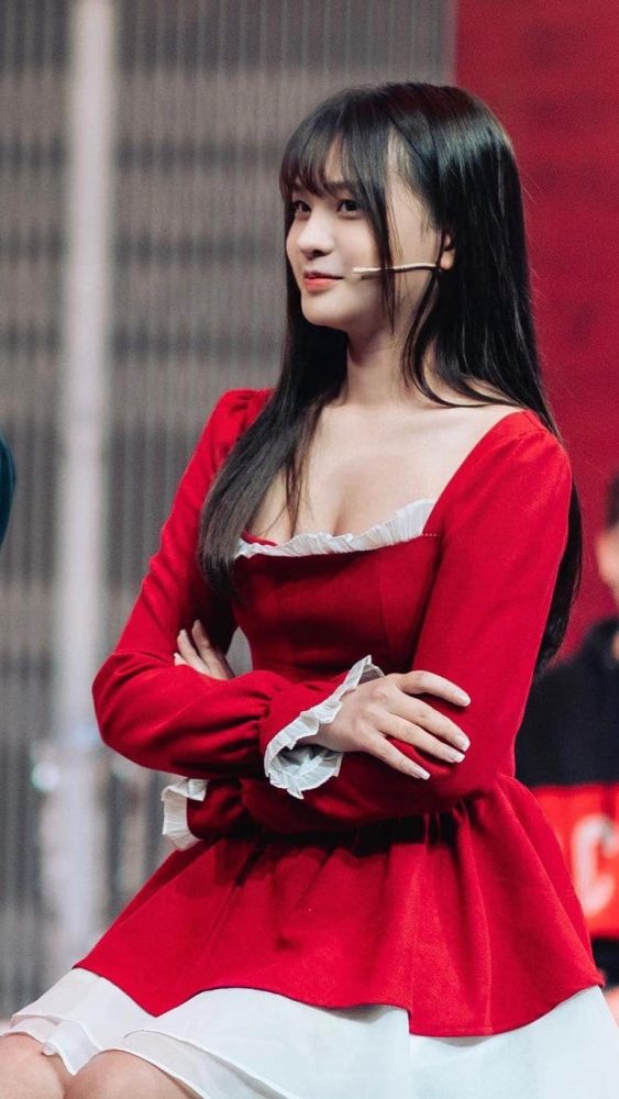 Danh tính cô gái siêu quyến rũ xuất hiện cạnh tuyển thủ Liên Quân trong cảnh quay bí mật? 32628011533299971505730991298794738437179421n 16795325825251844078744 1679541443275 1679541443379368075215