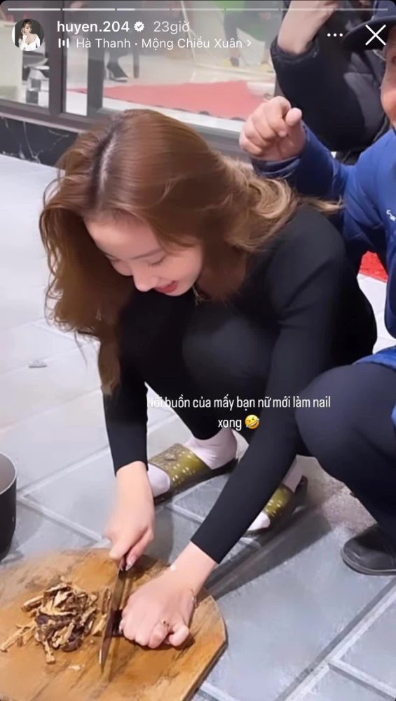 3271940871378122249594587872211283861291480n-16747300028891490808264-1674791097380-16747910974971449034259 Năm đầu tiên ăn Tết nhà vợ Huyền 2k4, Duy Nhỏ ra dáng 'rể cưng' của bố mẹ 3271940871378122249594587872211283861291480n 16747300028891490808264 1674791097380 16747910974971449034259