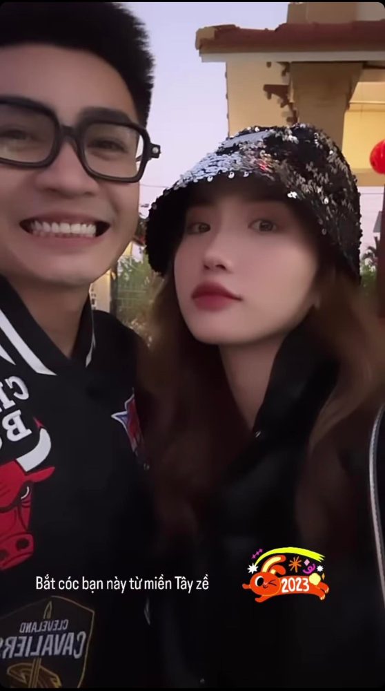 Năm đầu tiên ăn Tết nhà vợ Huyền 2k4, Duy Nhỏ ra dáng “rể cưng” của bố mẹ - Ảnh 2. Năm đầu tiên ăn Tết nhà vợ Huyền 2k4, Duy Nhỏ ra dáng “rể cưng” của bố mẹ - Ảnh 2.