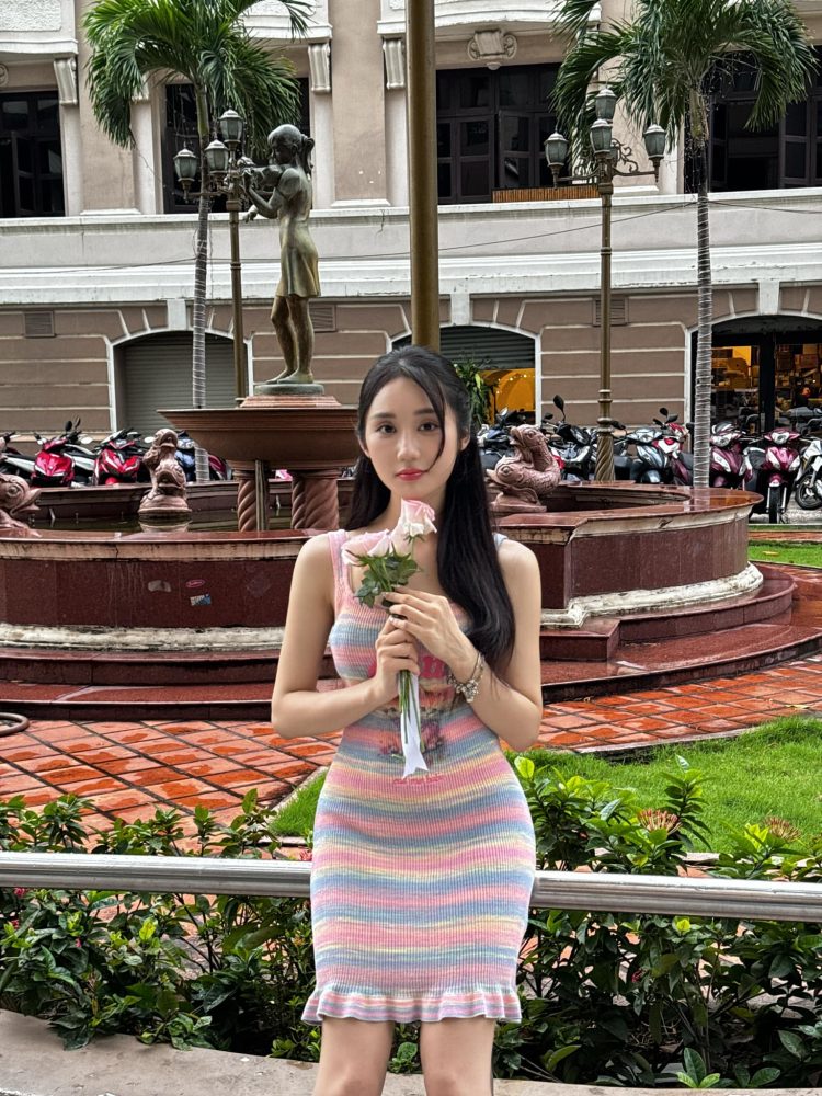 Mina Young đăng ảnh khoe chân dài váy ngắn sexy, trắng đẹp miên man 33