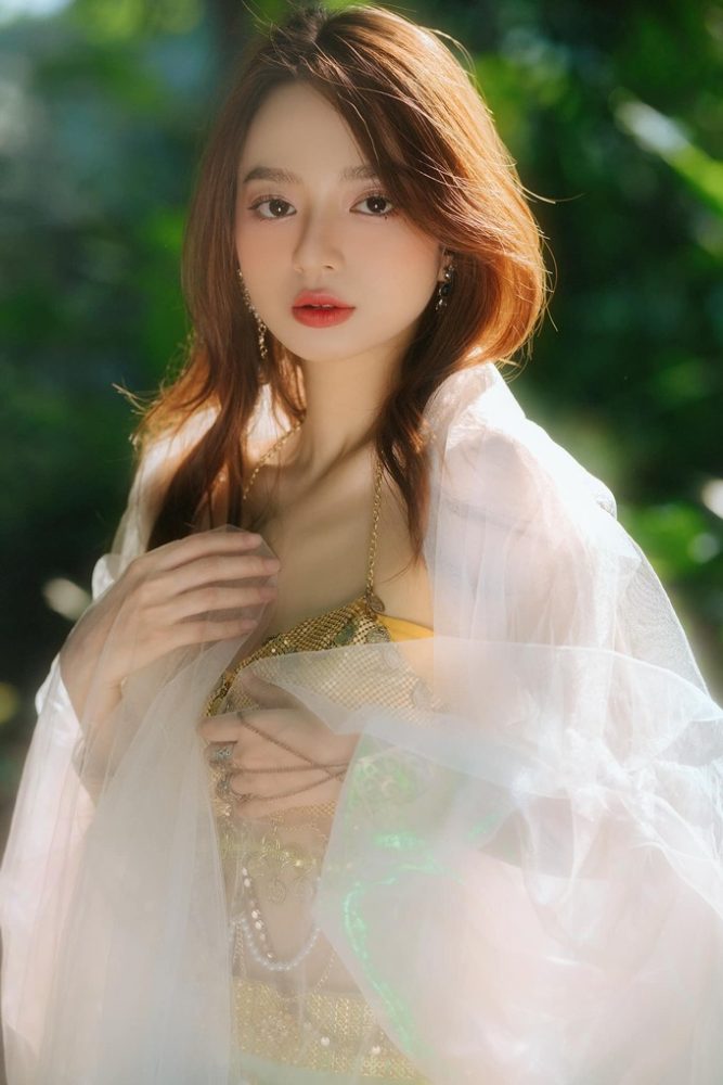 Chi Củ Cải diện chiếc áo khoét sâu “hiểm hóc”: Triệt để khoe thân hình ở mọi hoàn cảnh 330 2