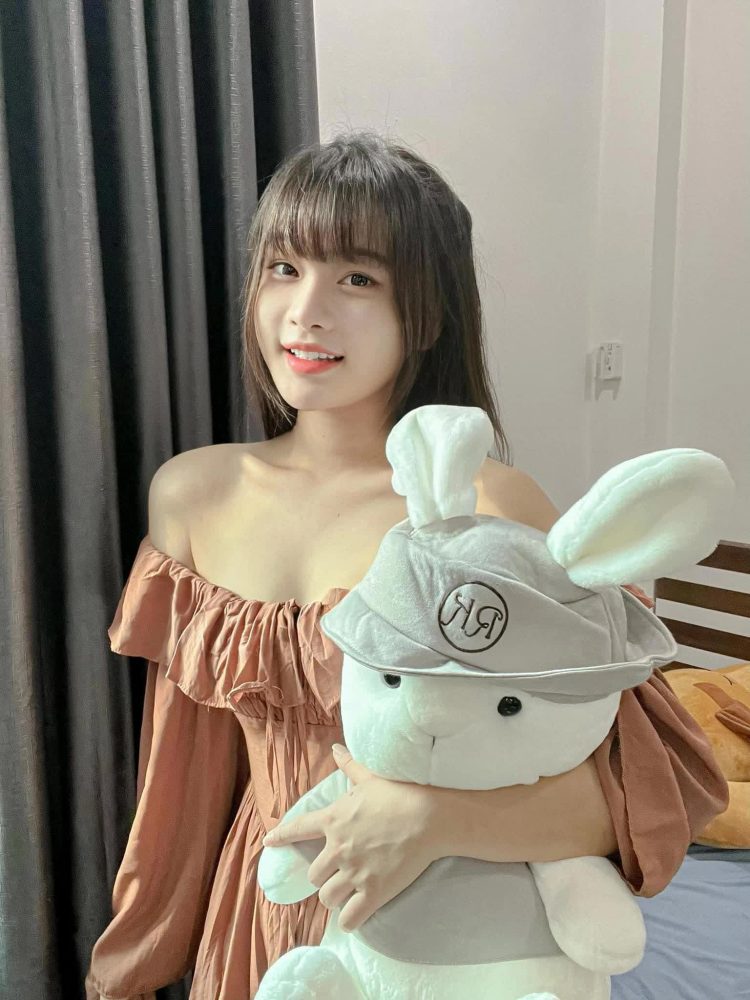 Lyly Sury ngày càng chăm khoe dáng nuột, fan 'lo dùm' tuyển thủ Liên Quân 3325688888632780680968368469957688136442069n 16792969063571649359766 1679300991042 16793009911711688662394