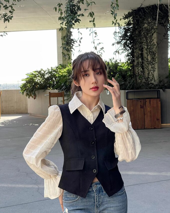 335 Mina Young lên đồ “kín mít” nhưng gương mặt đẹp “phát sáng” khiến fan thốt lên: Không đùa được 335