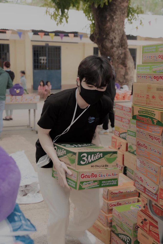 Tuyển thủ 'Global Ban' cùng bạn gái tích cực làm từ thiện, cộng đồng khen nức nở - Ảnh 3.