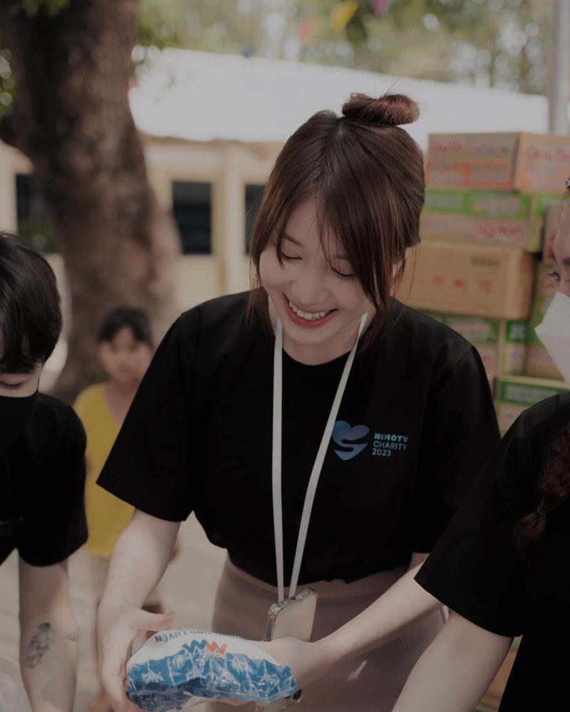 Tuyển thủ 'Global Ban' cùng bạn gái tích cực làm từ thiện, cộng đồng khen nức nở 3353228727886113294905638031551092632960802n 16791200067541150722408 1679124391299 16791243914342141816001