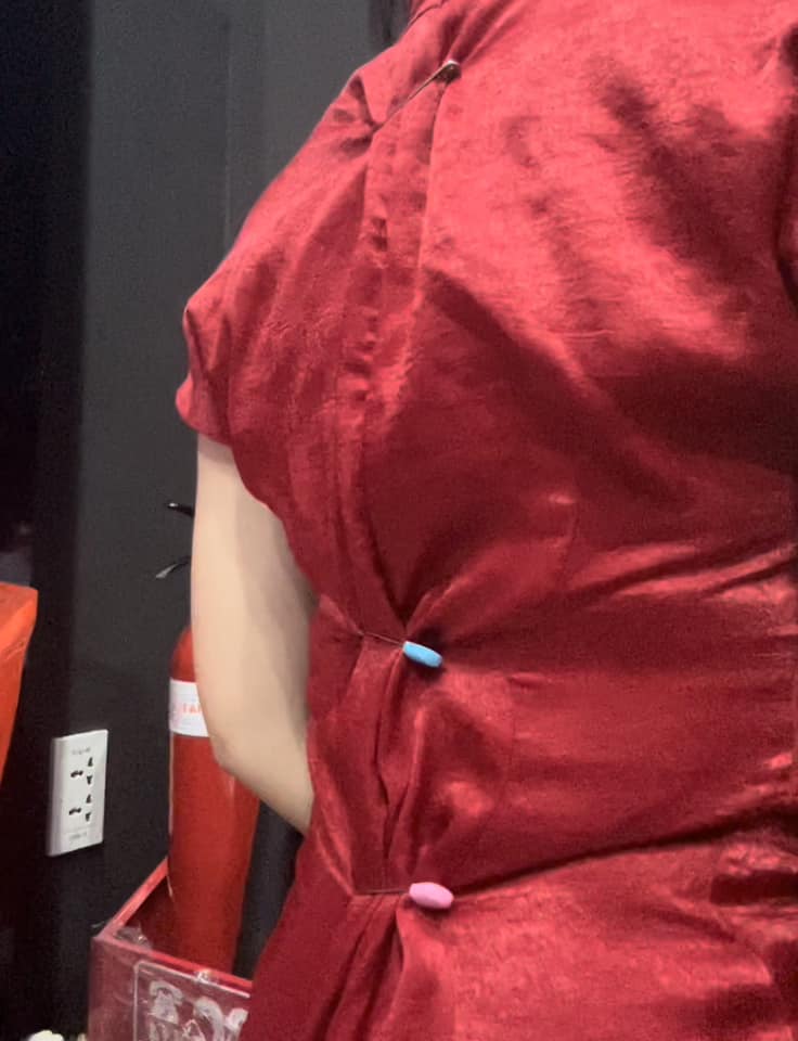 Diện đồ của mẹ, nữ MC tung hậu trường 'không dám thở mạnh' - Ảnh 3.