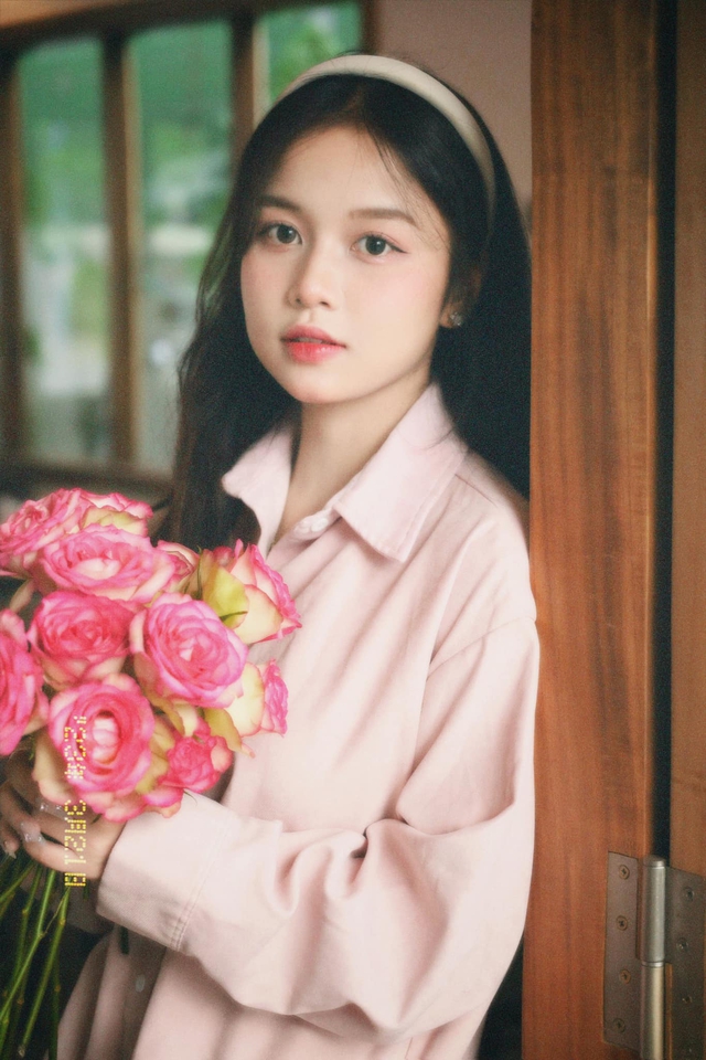 Một nữ sinh xuất hiện trên sóng nhà đài bất ngờ gây "sốt", nhan sắc được ví như "chị em thất lạc" với hot girl nổi tiếng - Ảnh 7. Một nữ sinh xuất hiện trên sóng nhà đài bất ngờ gây "sốt", nhan sắc được ví như "chị em thất lạc" với hot girl nổi tiếng - Ảnh 7.