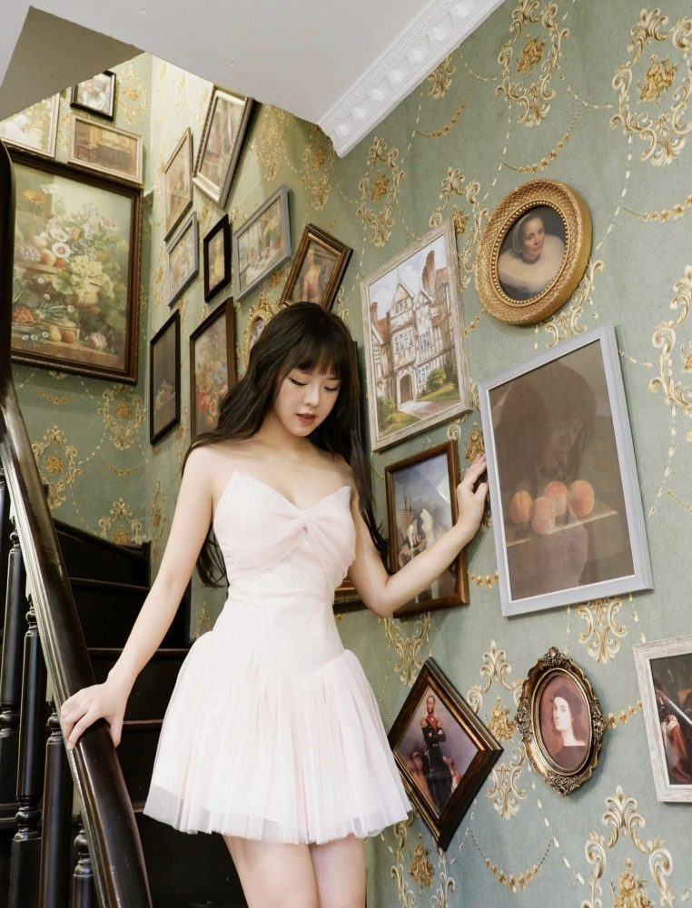 Hiếm khi lên đồ kiệm vải, 'bóng hồng từng quen' của PUBG Mobile 'hút view' 3387362766929830194972618920892392261658586n 16825837794871946363873 1682592019182 16825920192861651387424