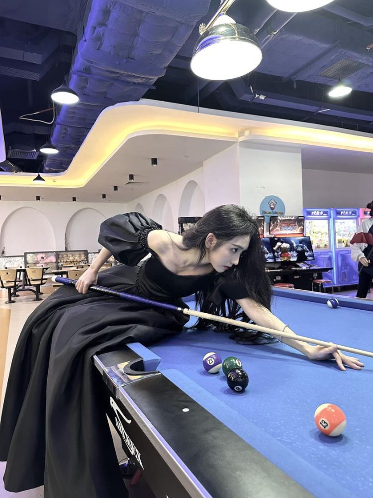 Đu trend đi siêu thị xưa rồi, hot girl nổi tiếng diện đầm công chúa, nằm tạo dáng ngay trên bàn bi-a - Ảnh 2.