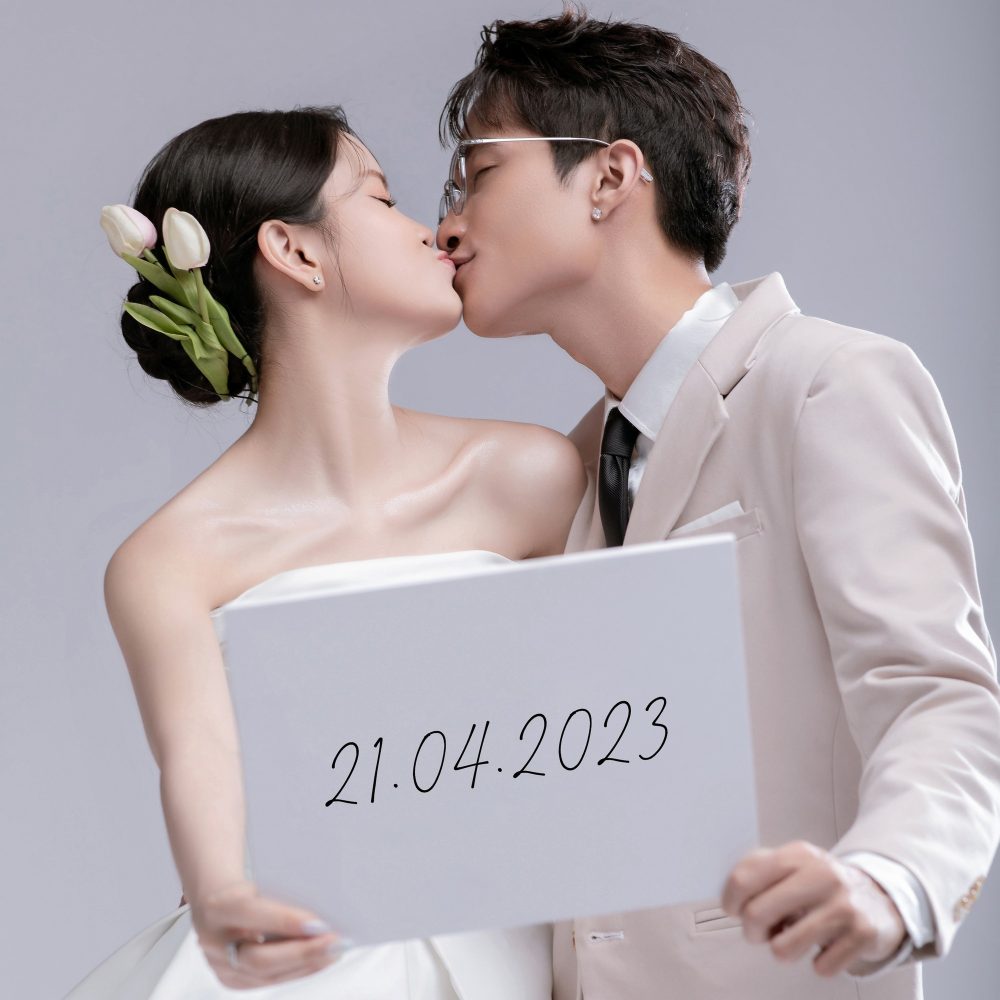 'Nói là làm', YouTuber triệu người theo dõi 'chốt' đám cưới với bạn gái sau một thập kỷ yêu - Ảnh 1. 'Nói là làm', YouTuber triệu người theo dõi 'chốt' đám cưới với bạn gái sau một thập kỷ yêu - Ảnh 1.