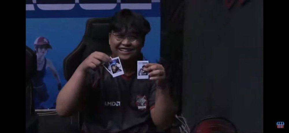 Vừa đạt MVP, nam tuyển thủ lập tức có hành động khiến hàng nghìn người xem trực tiếp 'ức chế' - Ảnh 3. Vừa đạt MVP, nam tuyển thủ lập tức có hành động khiến hàng nghìn người xem trực tiếp 'ức chế' - Ảnh 3.