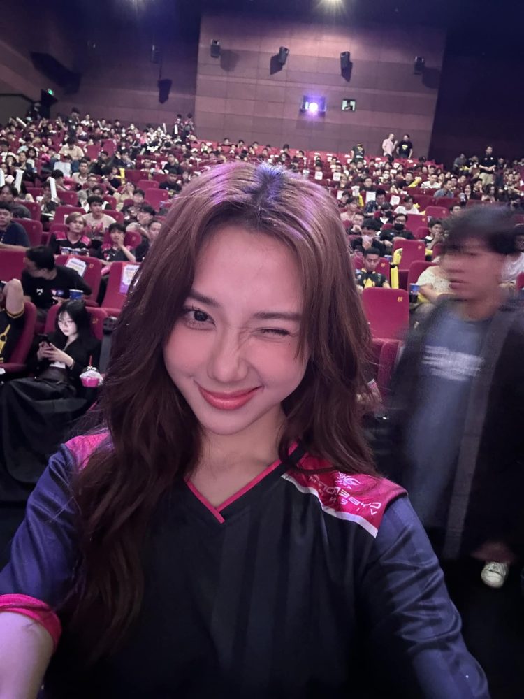 Ngắm thời trang đi dự sự kiện của Mina Young, nữ streamer khiến fan hiểu lầm tai hại - Ảnh 1. Ngắm thời trang đi dự sự kiện của Mina Young, nữ streamer khiến fan hiểu lầm tai hại - Ảnh 1.