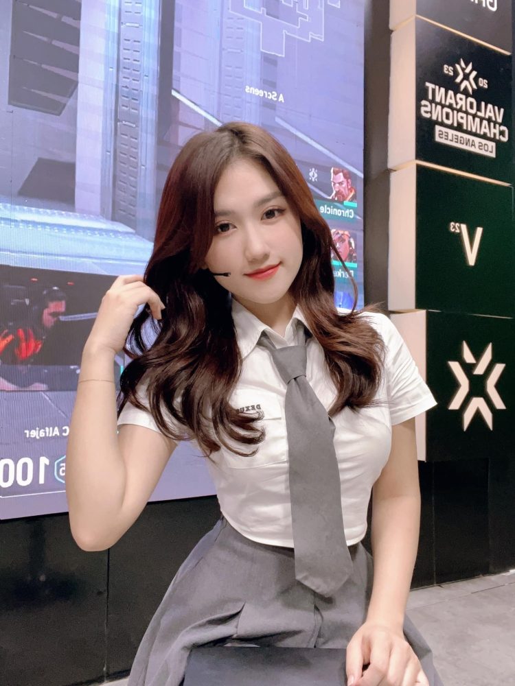 Không khí lạnh tràn về, nữ MC VALORANT "hâm nóng" mạng xã hội với loạt ảnh thiếu vải, fan nam không thể làm ngơ - Ảnh 6.