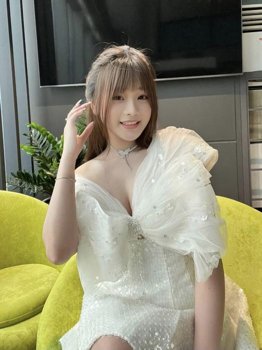 Bạn gái khoe hình diện đồ hở, tuyển thủ Liên Quân chỉ để lại bình luận ngắn gọn "cay đắng" - Ảnh 1.