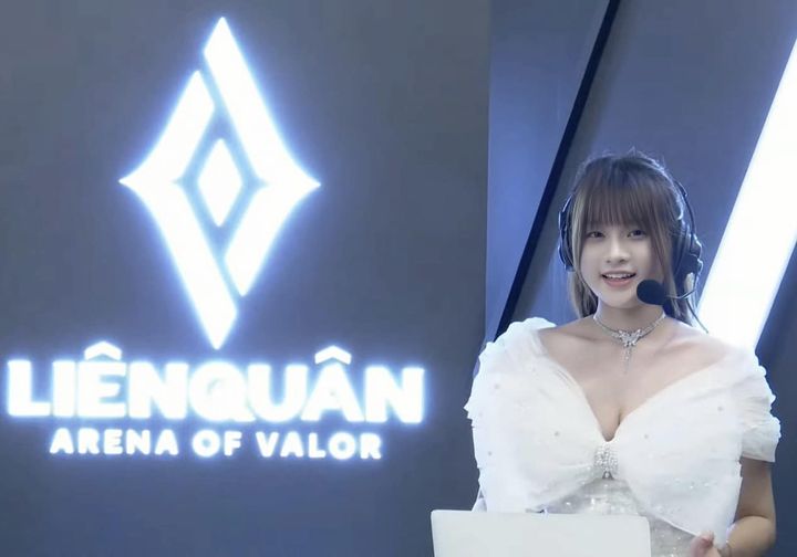 Bạn gái khoe hình diện đồ hở, tuyển thủ Liên Quân chỉ để lại bình luận ngắn gọn "cay đắng" - Ảnh 2.