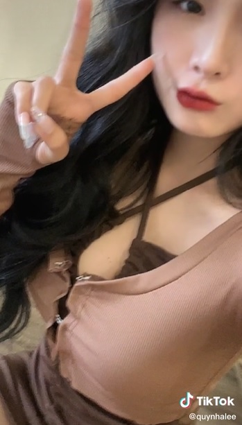 Đu trend "Bình nguyên vô tận" Quỳnh Alee gây tranh cãi khi zoom cận "tâm hồn" quyến rũ 39 4