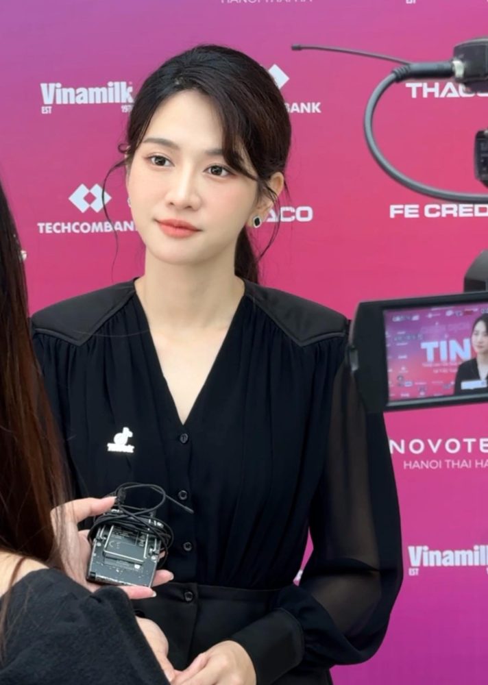 Rũ bỏ hình tượng hot girl "lè lưỡi", gái xinh TikTok được vinh danh tại giải thưởng quốc tế - Ảnh 4. Rũ bỏ hình tượng hot girl "lè lưỡi", gái xinh TikTok được vinh danh tại giải thưởng quốc tế - Ảnh 4.