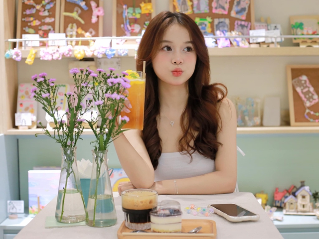 Một nữ sinh xuất hiện trên sóng nhà đài bất ngờ gây "sốt", nhan sắc được ví như "chị em thất lạc" với hot girl nổi tiếng - Ảnh 8. Một nữ sinh xuất hiện trên sóng nhà đài bất ngờ gây "sốt", nhan sắc được ví như "chị em thất lạc" với hot girl nổi tiếng - Ảnh 8.